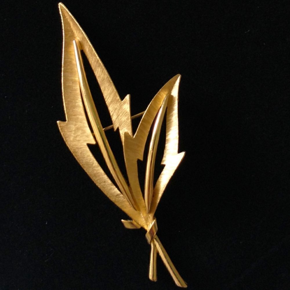 Crown Trifari Leaf Brooch Feather Pin Open Work Brushed Gold‎ Tone Modernist Vtg